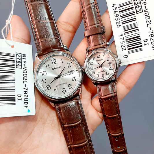 Set de Relojes Casio LTP-V002L-7B2 y MTP-V002L-7B2 – Elegancia Clásica para Parejas