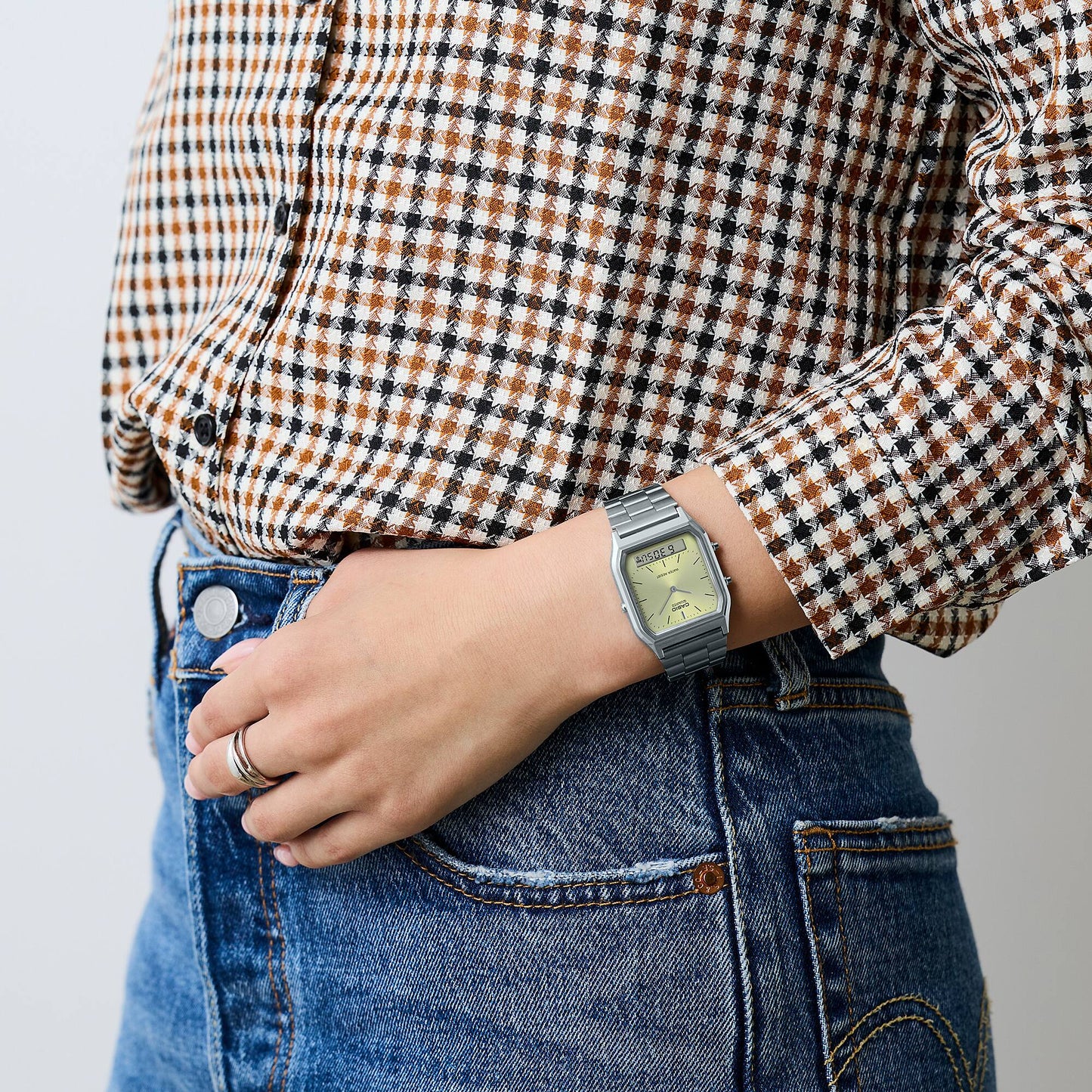 Casio AQ-230A-9AMQY – Elegancia retro con doble funcionalidad