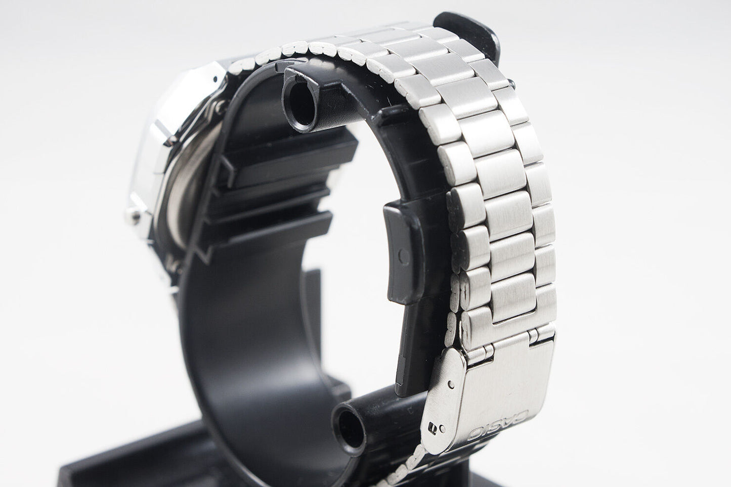 Reloj Casio A168WA-1W – Clásico Digital Plateado con Estilo Retro