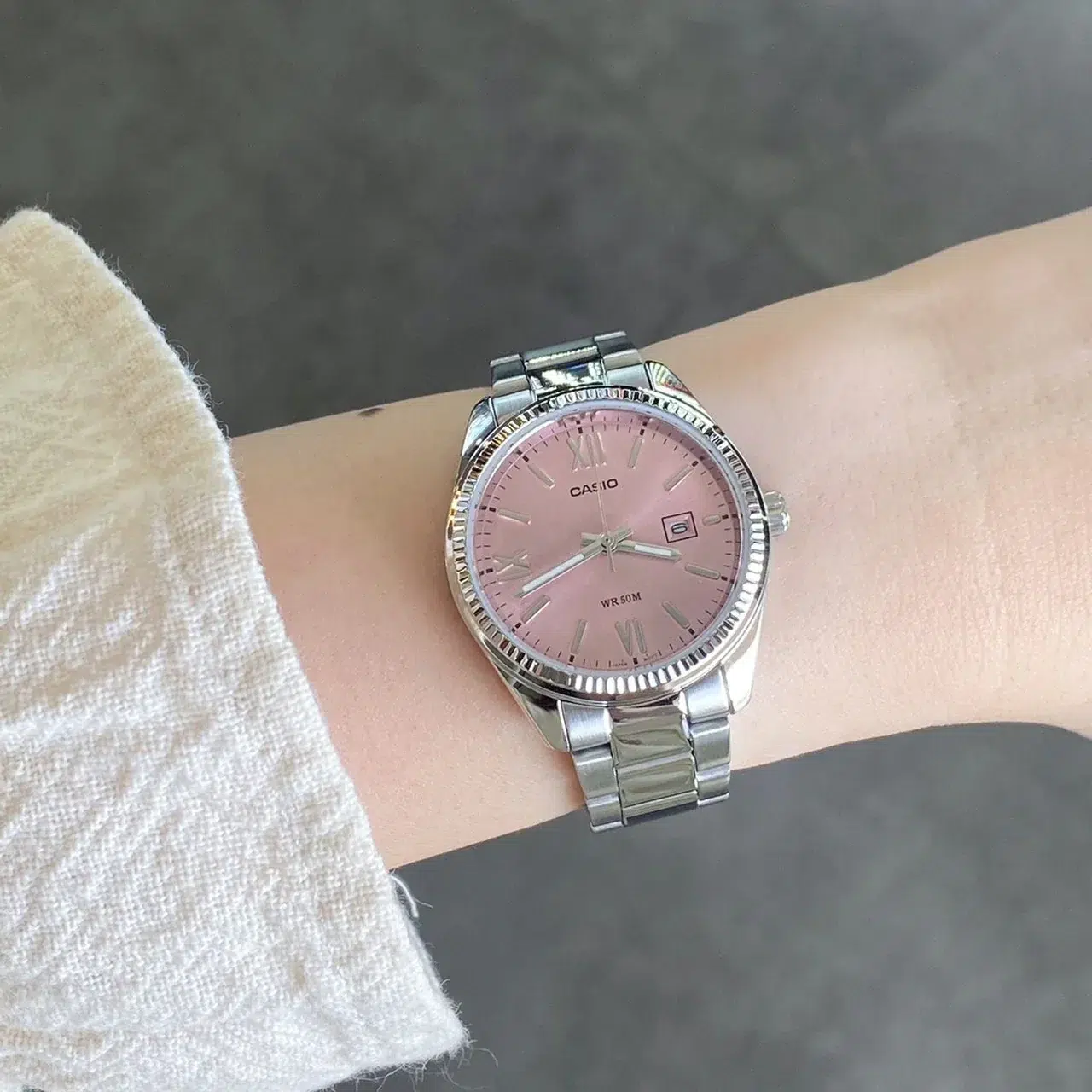 Reloj Casio LTP‑1302DD‑4A1VDF Mujer — Analógico Plateado con Esfera Rosada y Correa de Acero – Casio Perú Reloj Casio LTP‑1302DD‑4A1VDF Mujer — Analógico Plateado con Esfera Rosada y Correa de Acero - Imagen 4
