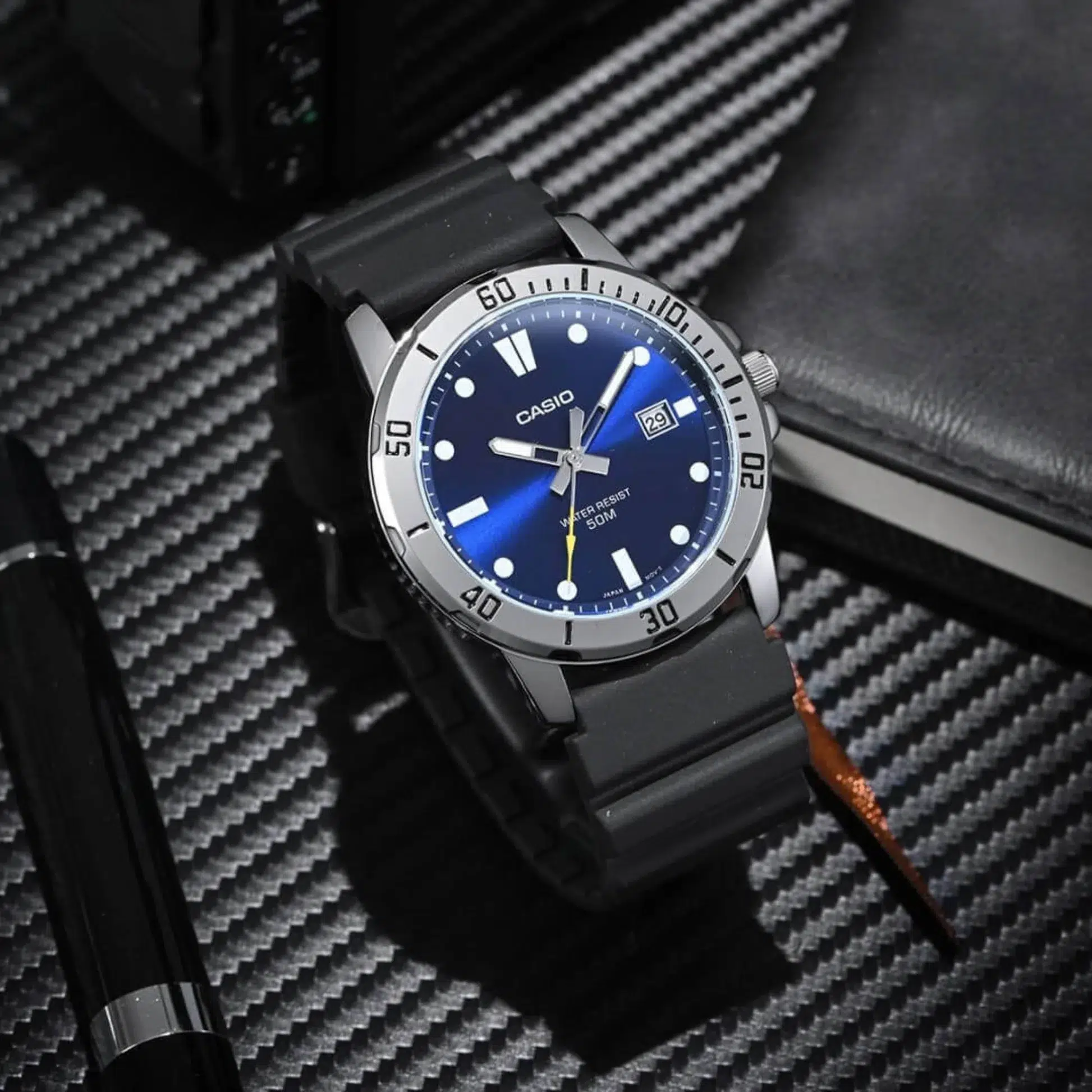 Reloj Casio MTP-VD01-2EVUDF Hombre — Analógico Plateado con Esfera Azul, Fecha y Resistencia 50M – Casio Perú Reloj Casio MTP-VD01-2EVUDF Hombre — Analógico Plateado con Esfera Azul, Fecha y Resistencia 50M - Imagen 5