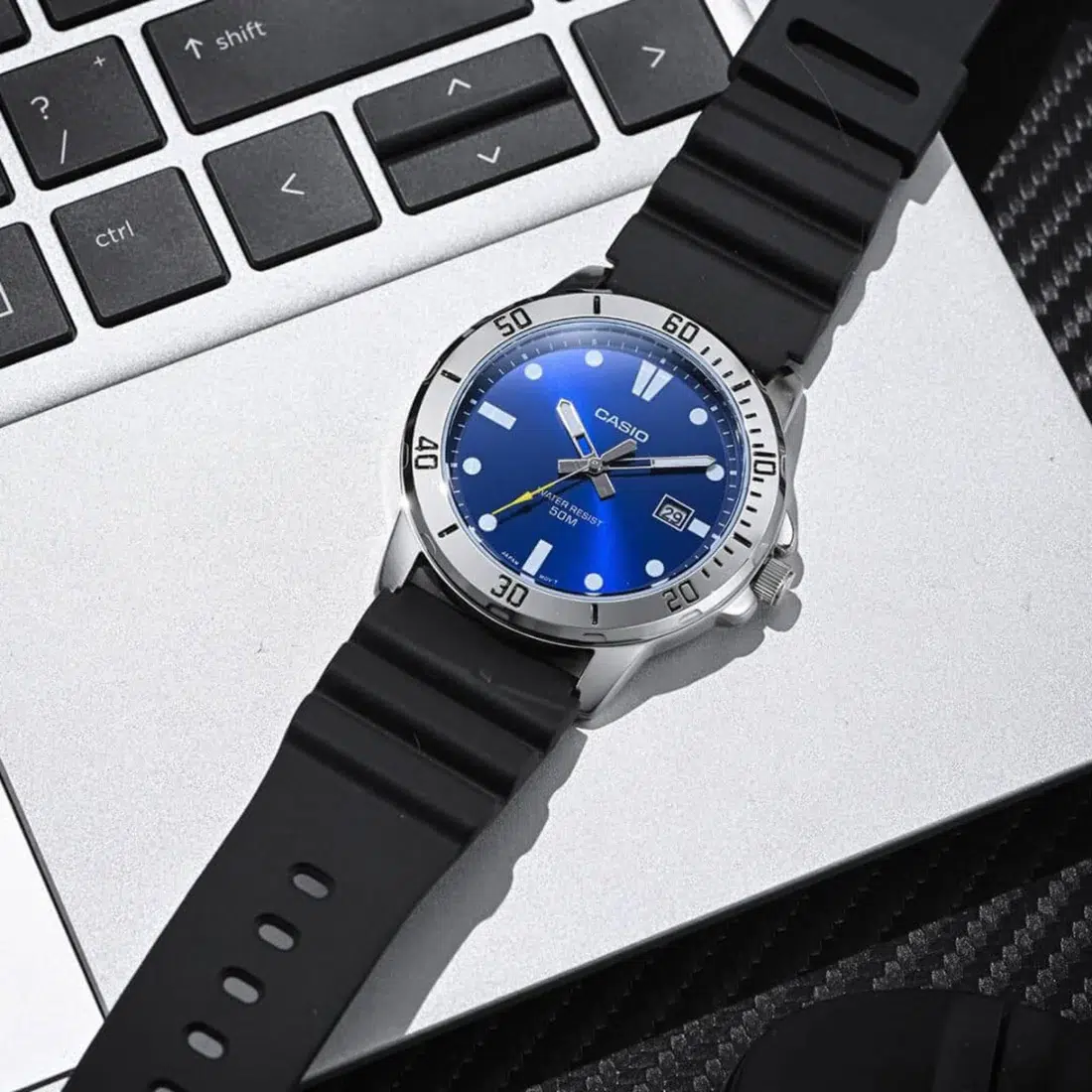 Reloj Casio MTP-VD01-2EVUDF Hombre — Analógico Plateado con Esfera Azul, Fecha y Resistencia 50M – Casio Perú Reloj Casio MTP-VD01-2EVUDF Hombre — Analógico Plateado con Esfera Azul, Fecha y Resistencia 50M - Imagen 4