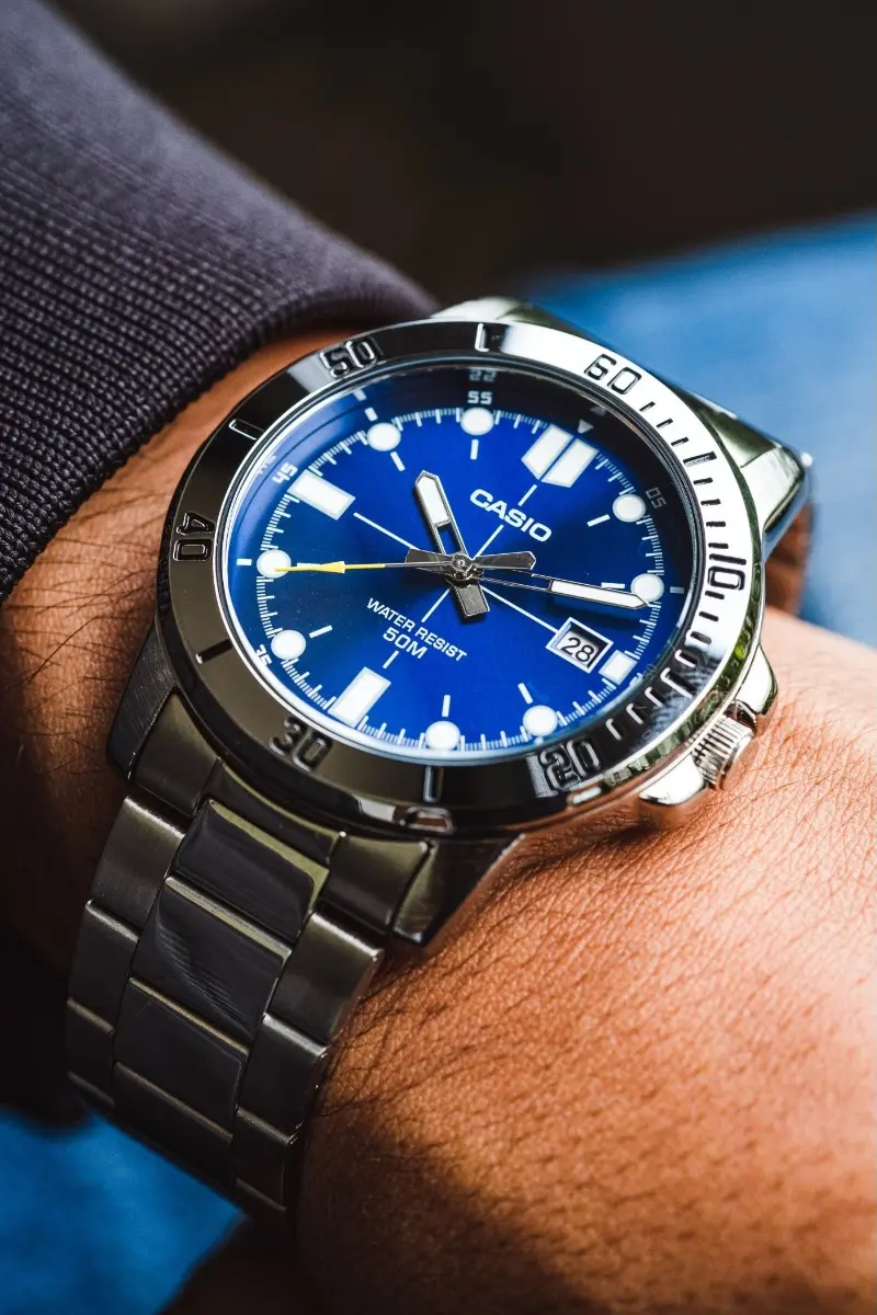 Reloj Casio MTP-VD01-2EVUDF Hombre — Analógico Plateado con Esfera Azul, Fecha y Resistencia 50M – Casio Perú Reloj Casio MTP-VD01-2EVUDF Hombre — Analógico Plateado con Esfera Azul, Fecha y Resistencia 50M - Imagen 2