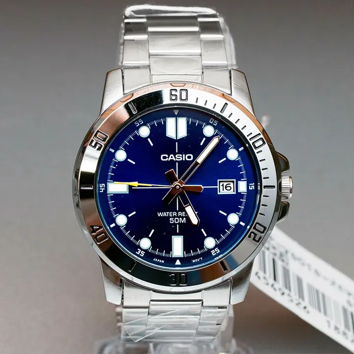 Reloj Casio MTP-VD01-2EVUDF Hombre — Analógico Plateado con Esfera Azul, Fecha y Resistencia 50M – Casio Perú Reloj Casio MTP-VD01-2EVUDF Hombre — Analógico Plateado con Esfera Azul, Fecha y Resistencia 50M - Imagen 3