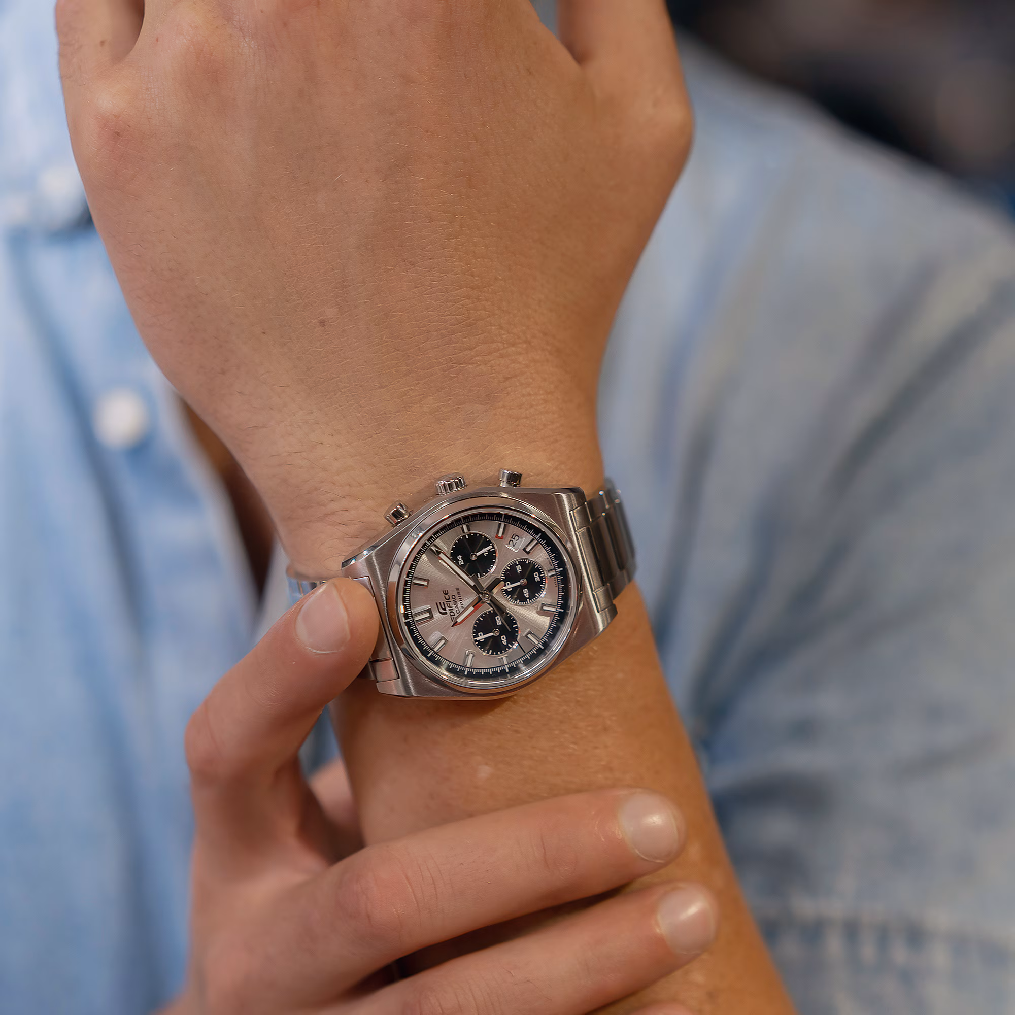 Reloj Casio Edifice EFB-730D-7AVUDF Hombre – Cronógrafo Blanco Acero Inoxidable con Cristal de Zafiro 100M – Casio Perú Reloj Casio Edifice EFB-730D-7AVUDF Hombre – Cronógrafo Blanco Acero Inoxidable con Cristal de Zafiro 100M - Imagen 4