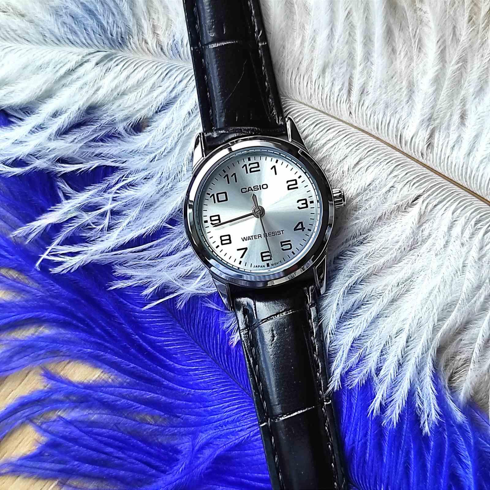 Reloj Casio LTP-V001L-7BUDF Mujer – Esfera Blanca Correa de Cuero – Casio Perú Reloj Casio LTP-V001L-7BUDF Mujer – Esfera Blanca Correa de Cuero - Imagen 2